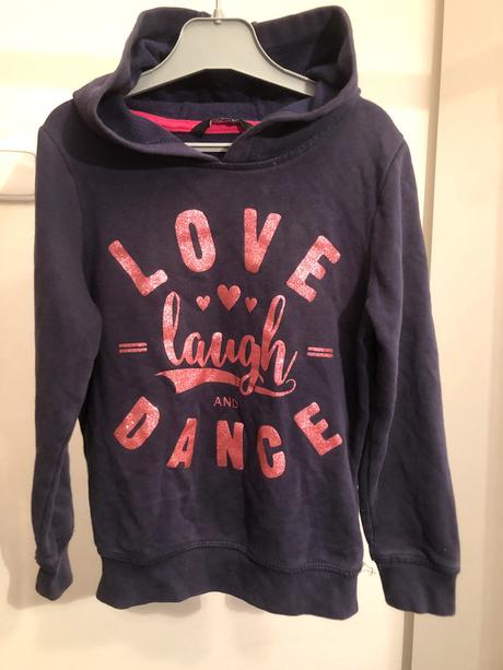 Modrá mikina s nápisy a růžovým zdobením, 116