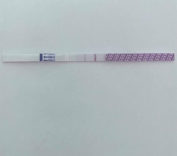 Pozitivní ovulační test těsně před menstruací. Je to normální?