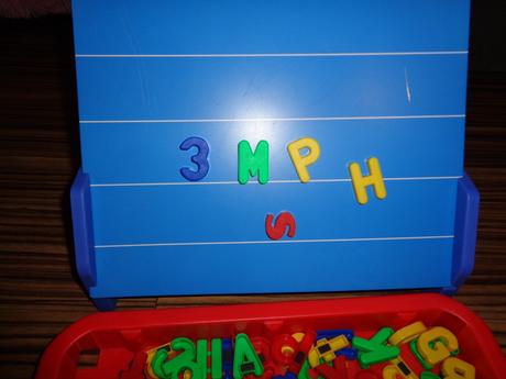 Magnetická tabule - písmena a čísla s magnetky,