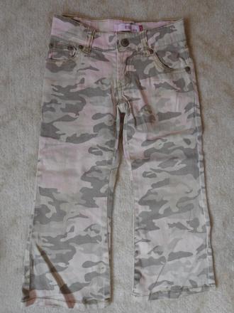 Mají po sobě šedé flíčky, hlavně na úrovni rozkrok, levis,104