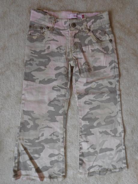 Mají po sobě šedé flíčky, hlavně na úrovni rozkrok, levis,104