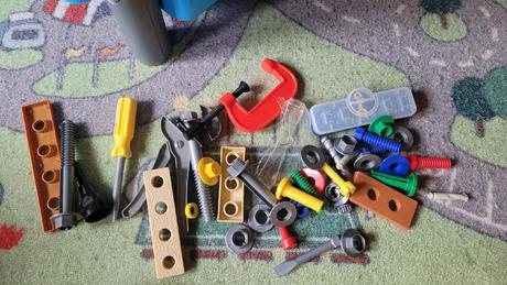 Dětský pracovní stolek a nářadí,