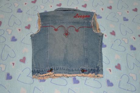 134 džínová vesta s červenou výšivkou, 134