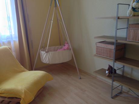 Pokojik pro mimi-kolebka leander,kreslo+policeikea,