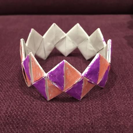 Náramek z papíru různé barvy,