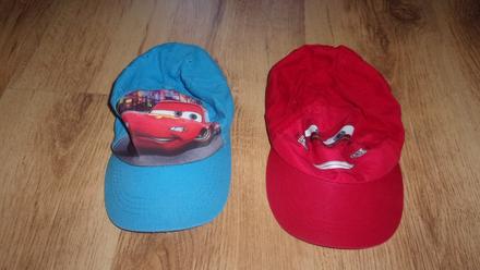 Dvě kšiltovky, vel. 2 až 3 roky, 98