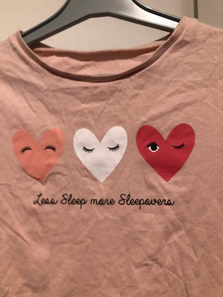 Starorůžové triko se srdíčky, 110