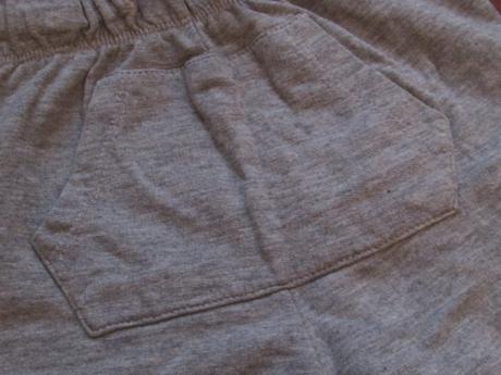 Tepláky nebo kraťasy s klokaní kapsou, 80