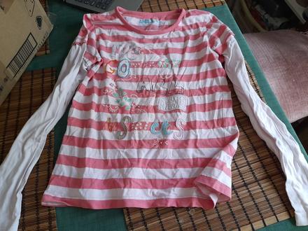 Tričko pruhované s dírkou vpředu daruji, 146