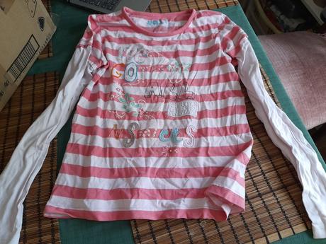 Tričko pruhované s dírkou vpředu daruji, 146