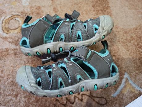 Sandály, kecky a bačkory, 26