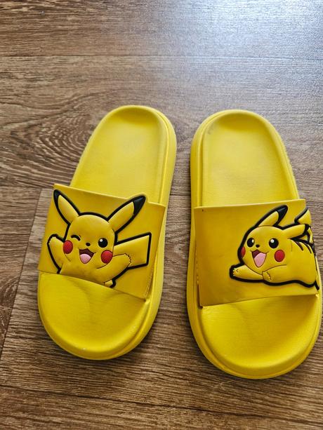 Pantofle pikachu vel. 32/33, 32