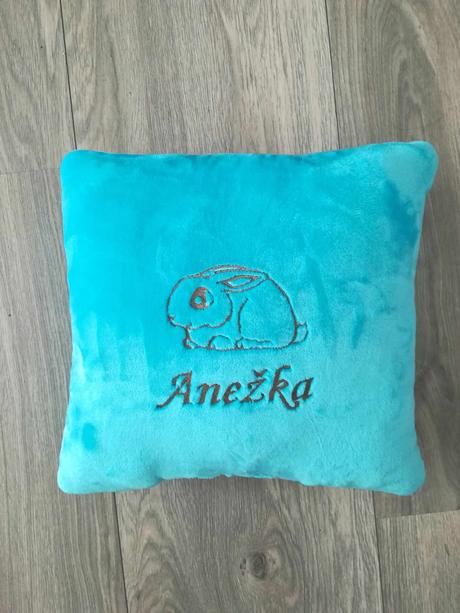 Polštář s výšivkou jména, obrázku a barvy na přání, šířka (cm): 35