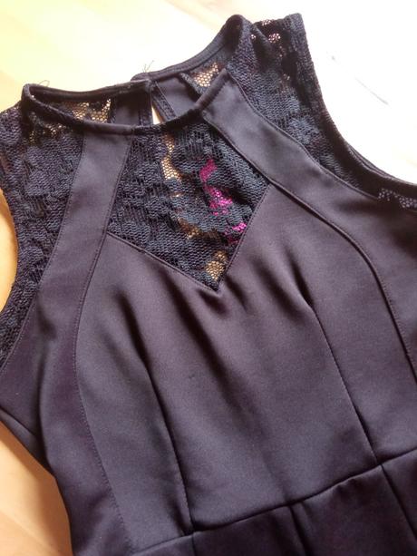 Krátký černý overal, 34