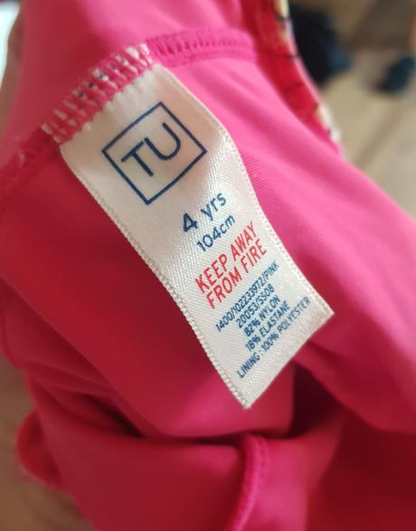 Dívčí plavky, 104