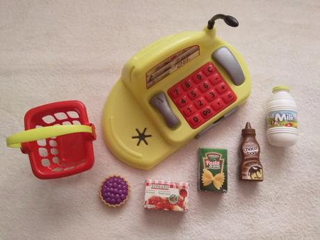 Pokladna + košík + zboží + peníze,