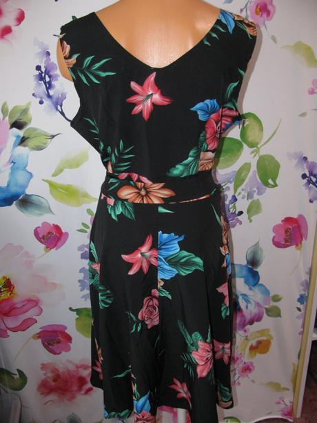 Dámské letní černé šaty s potiskem květů, l