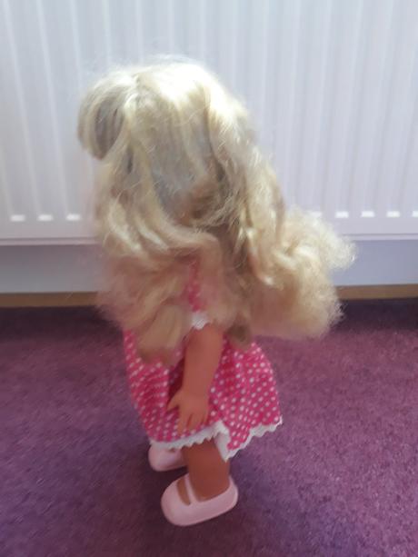 Panenka adélka chodi a zpívá,