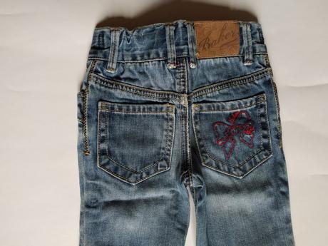 Džínečky s červenou mašlí, 86