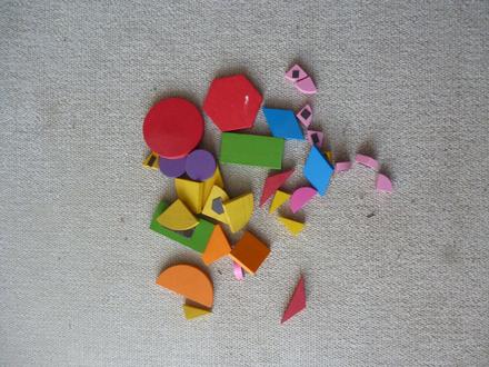 Sada barevných dřevěných tvarů na magnet,