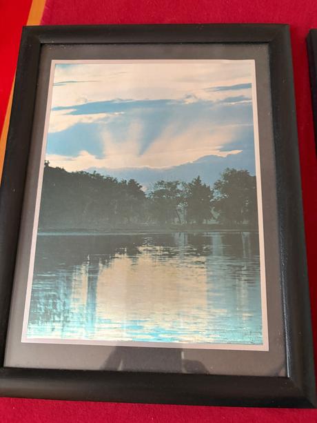 2 promenlive obrazky krajiny v cernem ramu, 