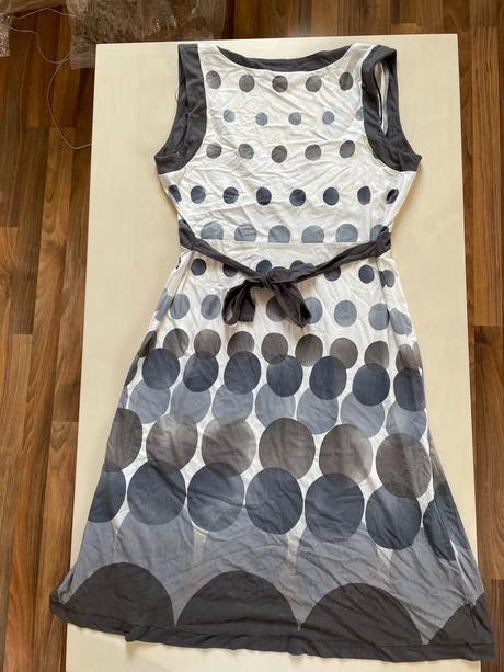 Nové šaty větší výstřih, vel m, miss etam, m