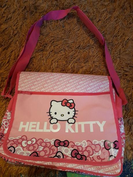 Kabela, velká taška hello kitty přes rameno,