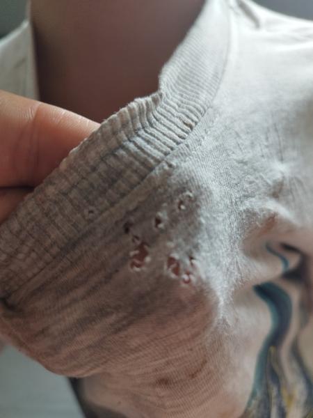 Jak odnaučit dítě kousat do trička? Ověřené tipy a rady