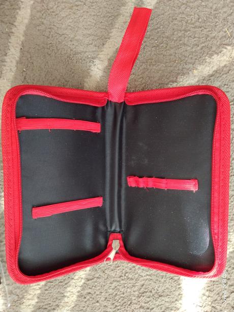 Penál s vybavením,