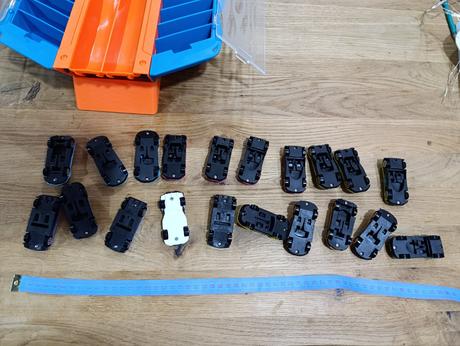 Sada aut v boxu hot wheels,