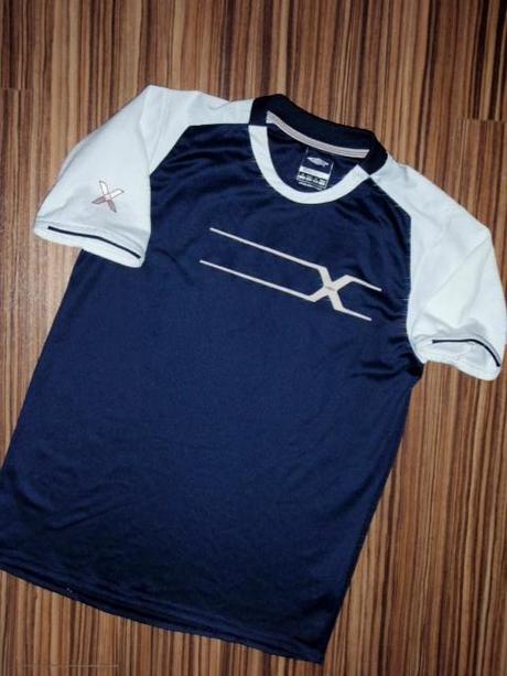Značkové modrobílé tričko, umbro,152