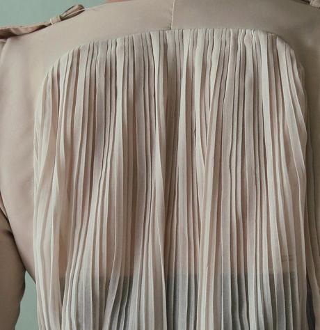 Zajímavá halenka s plisovanými zády vel.xs-34, xs