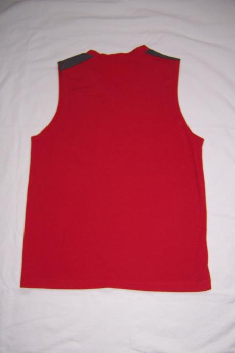 Červené triko s výstřihem do v, 134