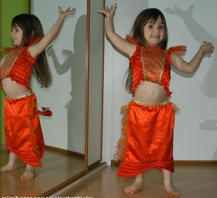 Karnevalový červený dvoudílný kostým čertice, 