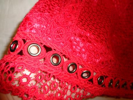 Luxusní červené šaty z přízové krajky, 34