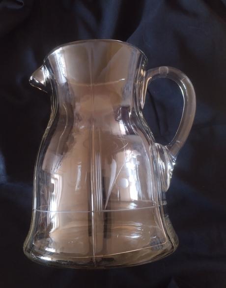 Zhruba 100 let starý džbán,