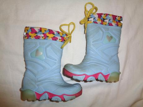 Měkoučké světle modré gumáky se srdíčky 22/23, 22