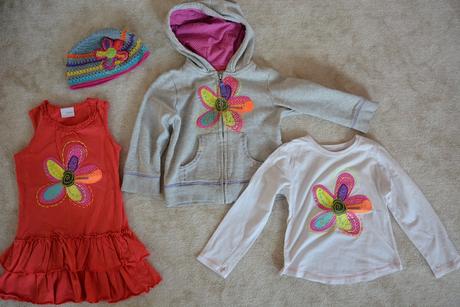 Komplet s neonovou kytkou, 104–116