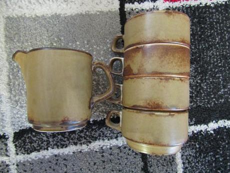 Keramický set- 4 x keramické hrníčky + mléčenka,