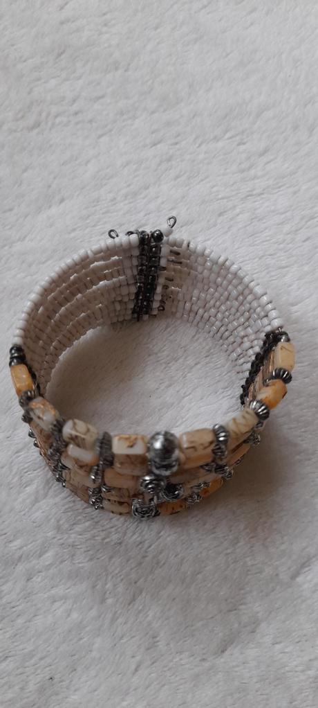 Široký korálkový náramek,