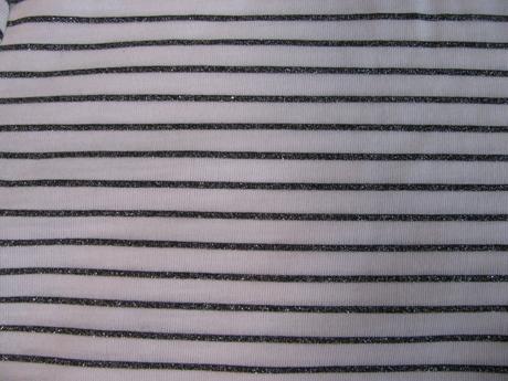 Bílé tričko s černo třpytivými pruhy, primark,128