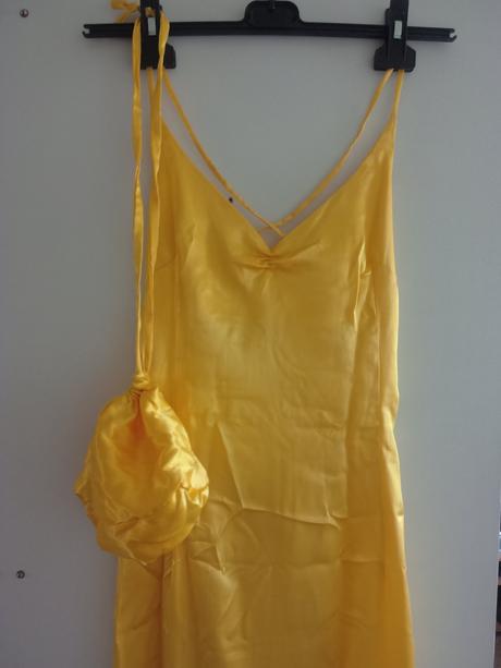 Žluté saténové šaty, xs