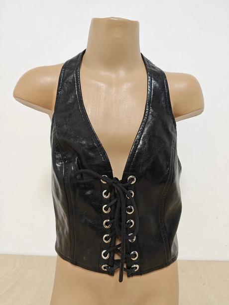 Koženkový croptop,