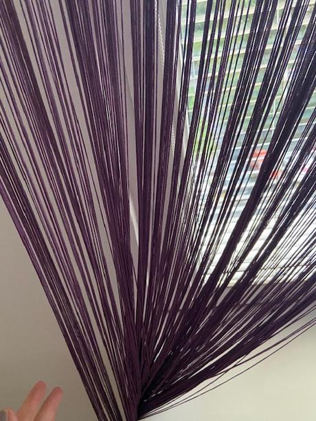 Fialový provázkový závěs/ záclona,