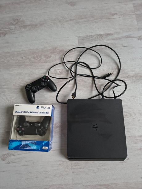 Sony playstation 4 slim, 500 gb , 2 ovladače+7her, 