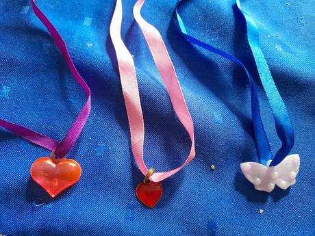 Přívěsky na krk na stužkách pro holky,