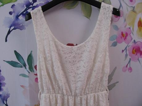 Smetanově bílé krajkové mini šaty, 146