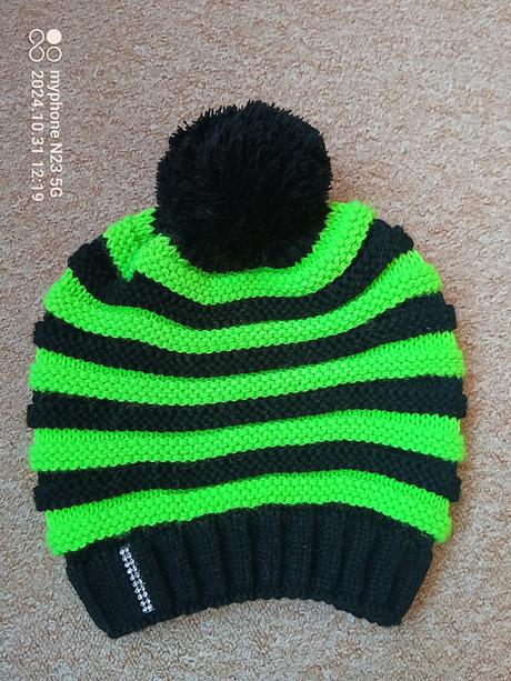 Čepice černo - neonová,