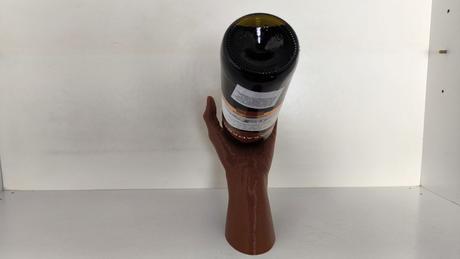 Držák na láhve ve tvaru ruky,