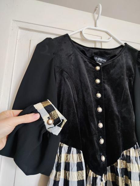 Originální šaty, vyrobené v mexiku, 152